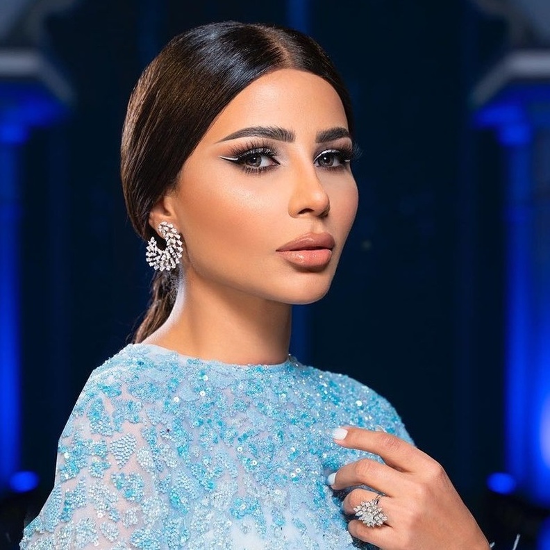 رسمات مكياج ملون بأسلوب النجمات لمناسبة اليوم الوطني السعودي الـ91