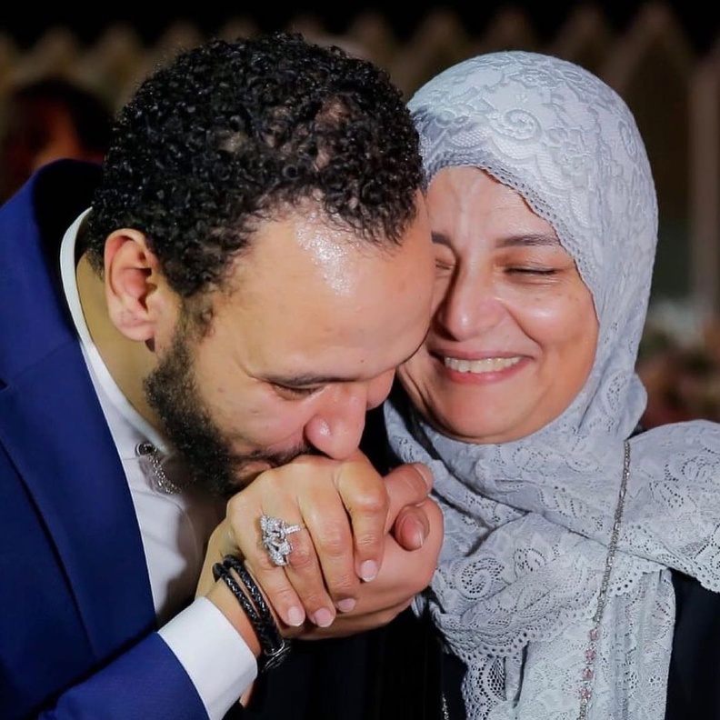 أحمد خالد صالح ووالدته