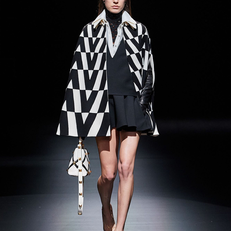 موضة الكاب القصير والواسع بلوني الابيض والاسود منValentino