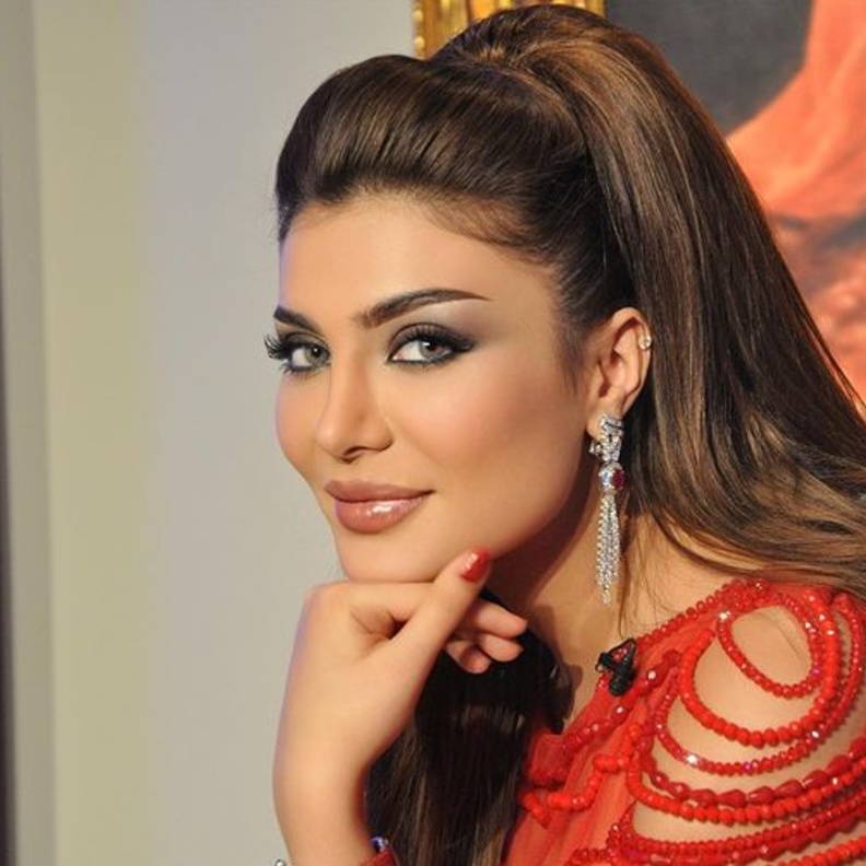 تسريحات للشعر الطويل بأسلوب النجمات احتفالاً بمناسبة اليوم الوطني السعودي الـ91