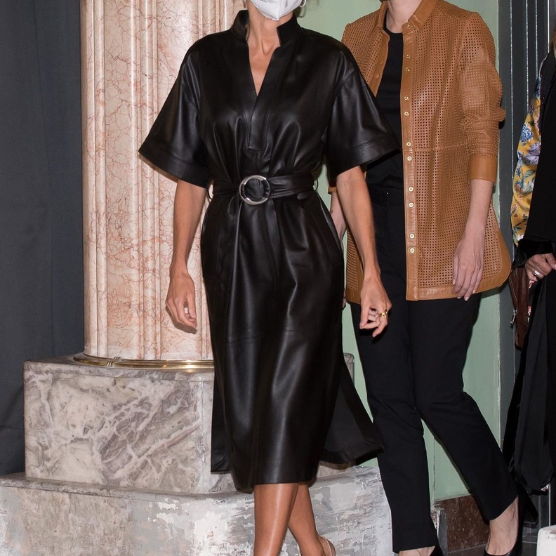 بفستان أسود.. ليتيزيا "ملكة" إعادة تدوير الأزياء