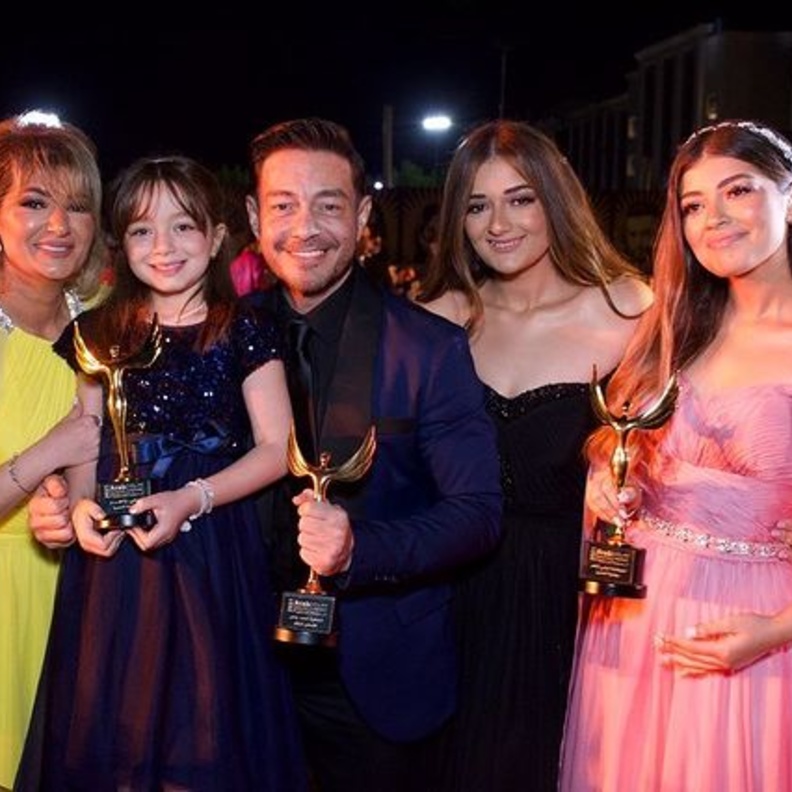 أجمل اللقطات العائلية للنجوم التي ترصد العلاقة المميزة مع بناتهن