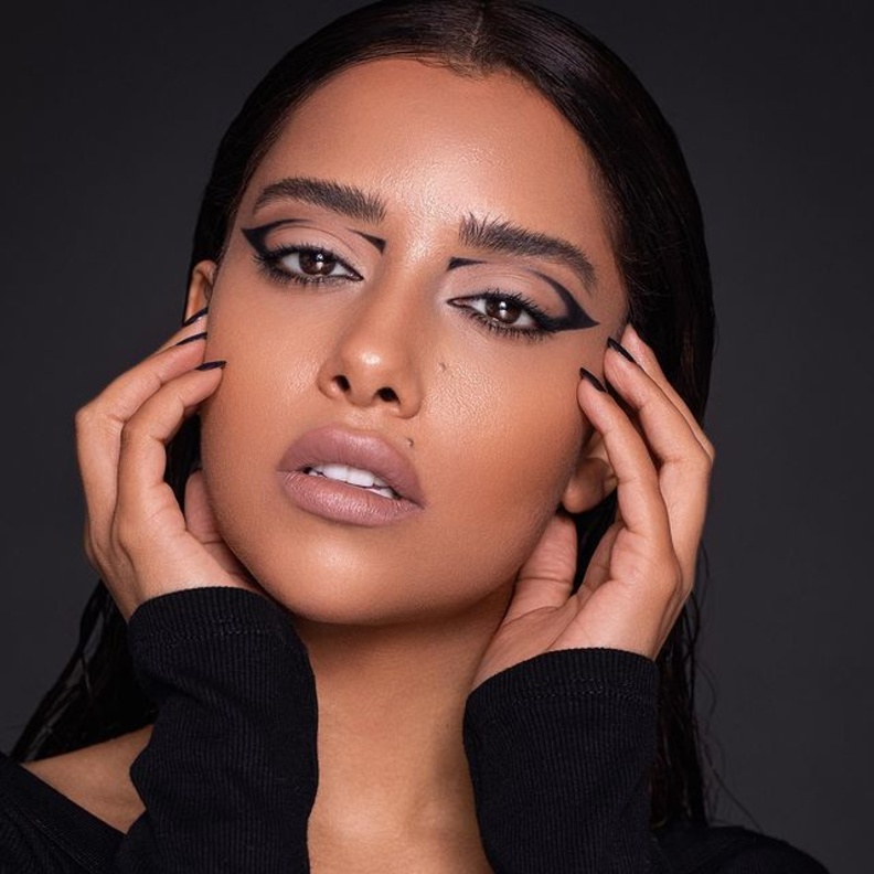 خطوات تطبيق مكياج عيون غرافيكي مبتكر من أحدث إطلالات بلقيس