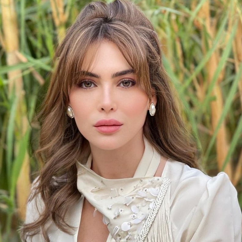 أجمل إطلالات ستيفاني صليبا الجمالية أثناء تواجدها في السعودية 2021