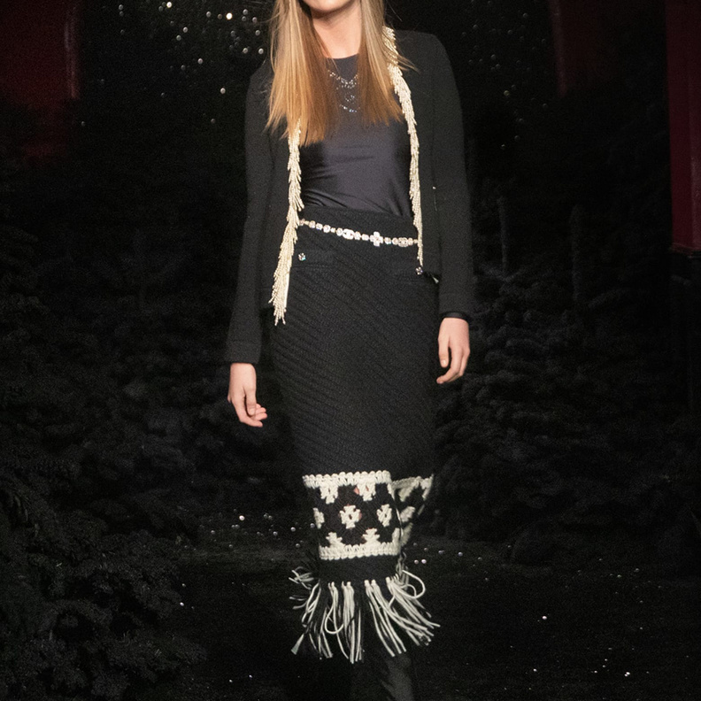 الشراريب زيّنت التنورة الطويلة من CHANEL