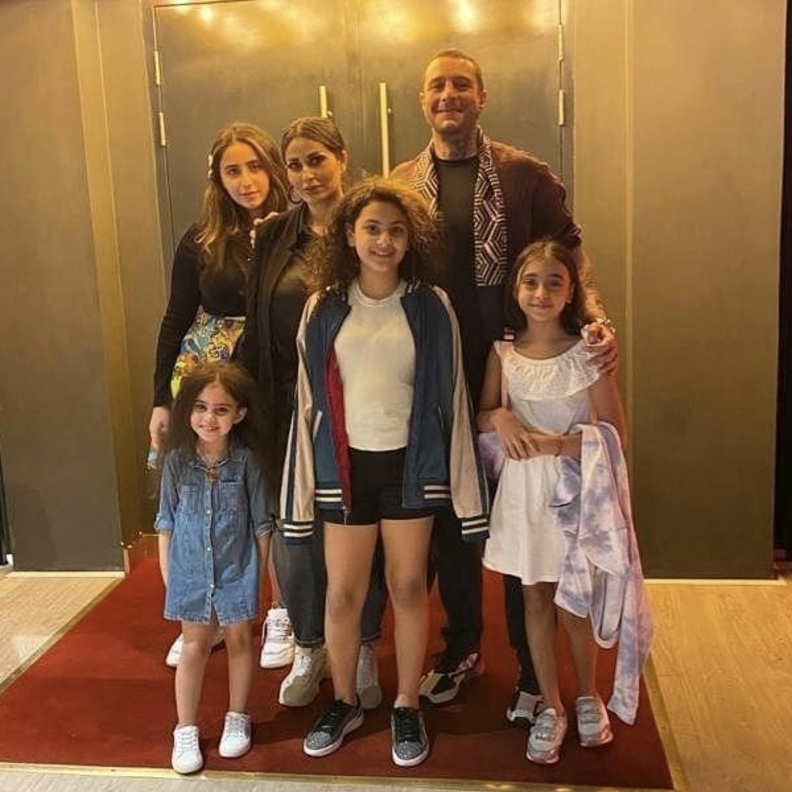 صور تعكس العلاقة المميزة لـ أحمد الفيشاوي مع بنات زوجته وأقاربها 