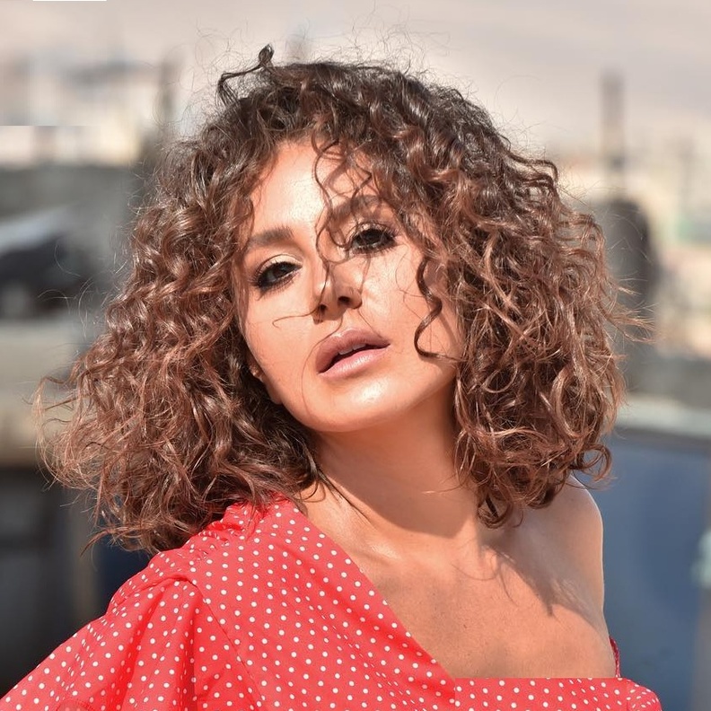 طرق مختلفة لتسريحات الشعر الكيرلي على طريقة النجمات العرب 2021