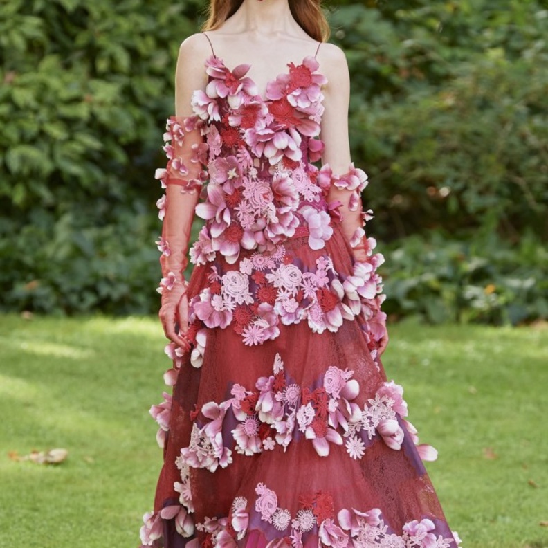 أبرز صيحات الموضة من أسبوع الموضة في لندن لربيع وصيف 2022