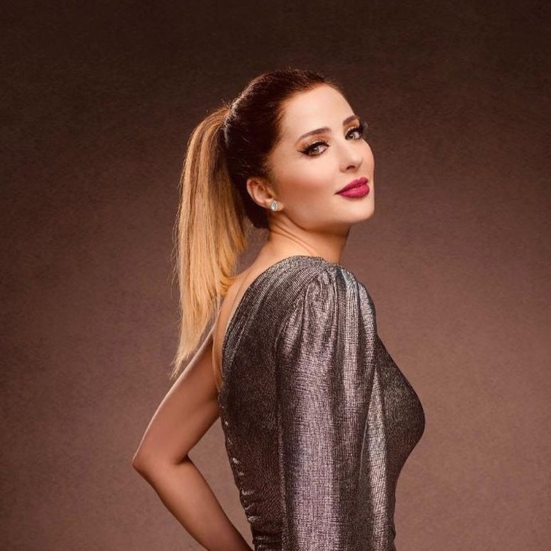 تسريحات شعر ناعمة تناسب فساتين السهرة من وحي وفاء الكيلاني