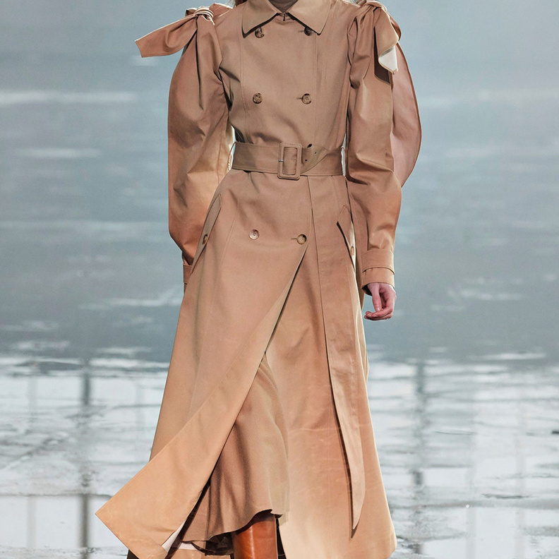 قدّمت دار Gabriela Hearst المعطف الترانش الطويل بلون نيود وتميّز بالفيونكة التي زيّنت الأكتاف