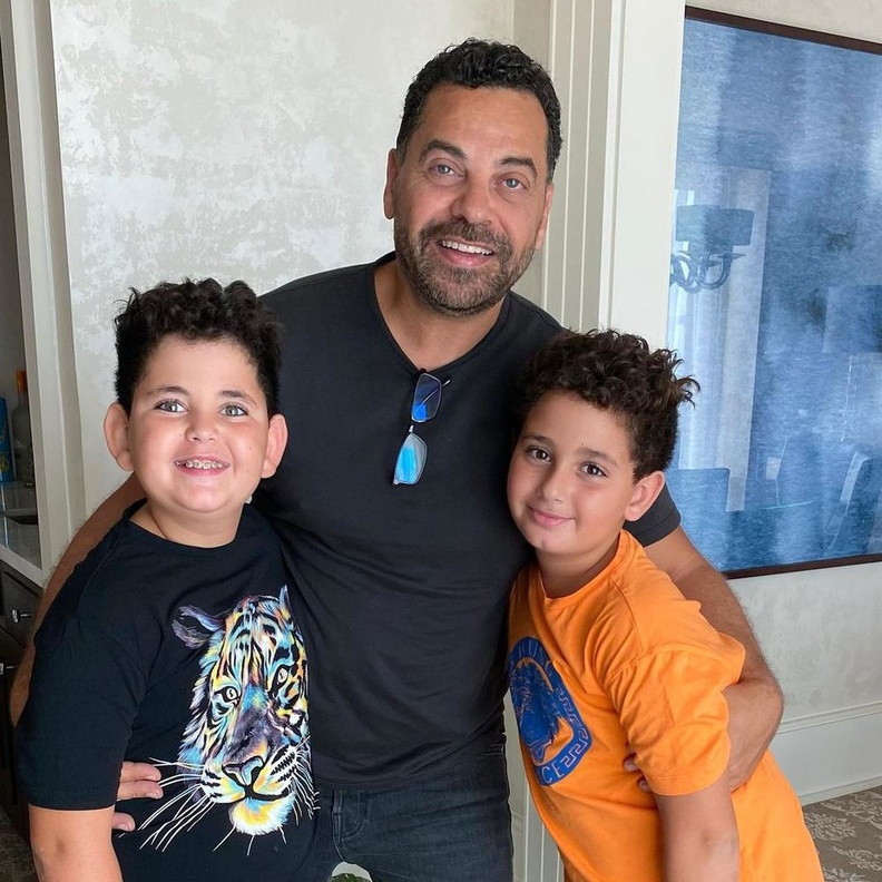 طارق العريان وطفليه