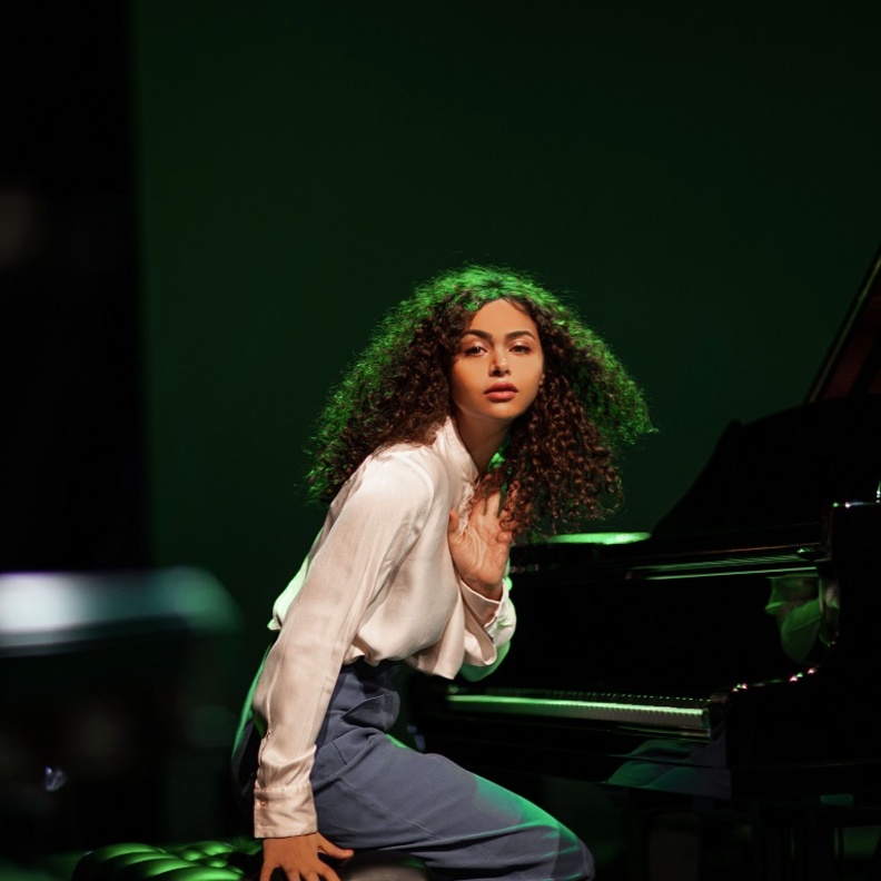 الموسيقية وعازفة البيانو عبير بالبيد في اليوم الوطني السعودي: السعودية عز واعتزاز 