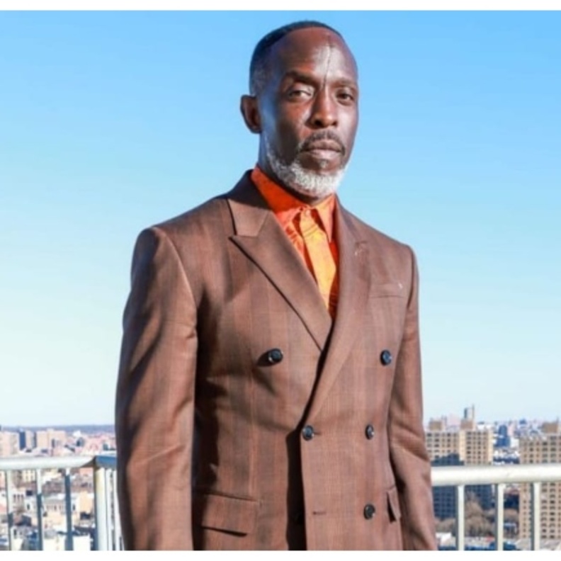 العثور على مايكل كينيث ويليامز ميتًا في شقته والشرطة تحقق في سبب الوفاة