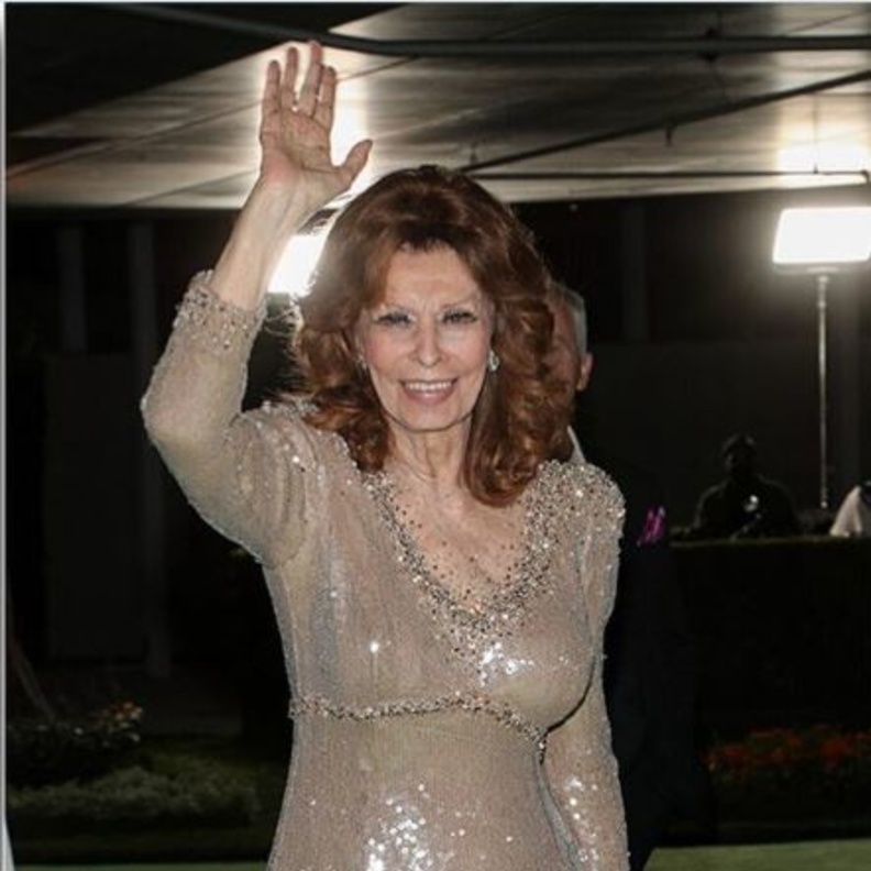 صوفيا لورين تخطف الأنظار بفستان مميز يناسب مرحلتها العمرية