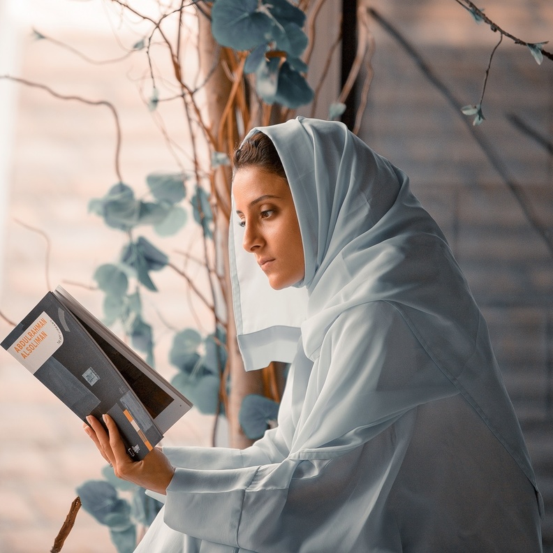 حوارات مع الفنانين والقائمين على مبادرة مكتبة الفن من معهد مسك للفنون