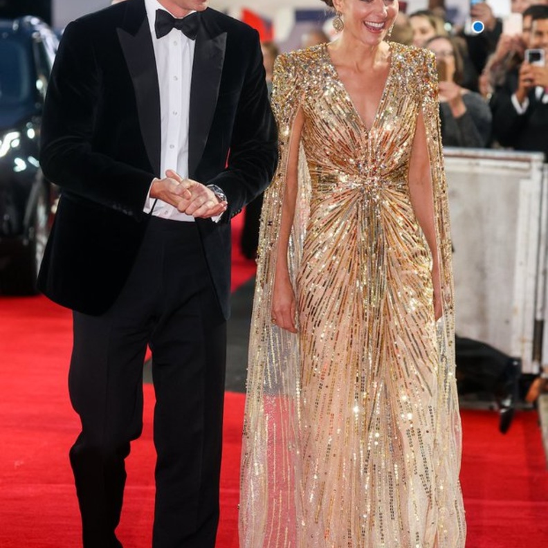 بفستان ذهبي وإطلالة مشابهة للأميرة ديانا.. كيت ميدلتون تتألق خلال العرض الأول لـ No Time To Die