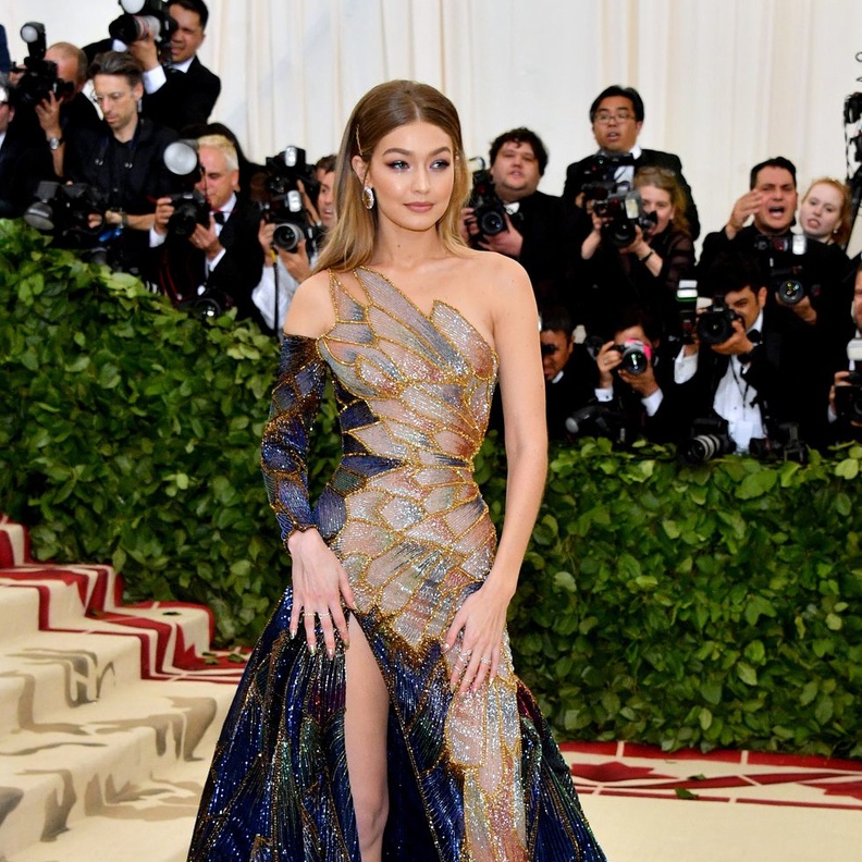 فستان جيجي حديد ‏Gigi Hadid‏ البراق والساحر حمل توقيع دار ‏Versace