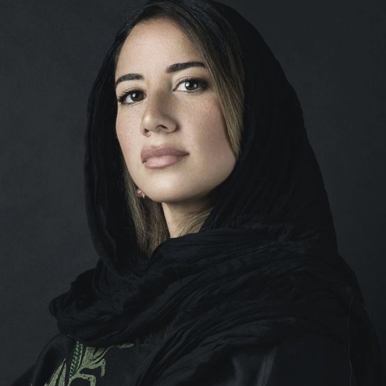 آية البكري الرئيس التنفيذي لـ بينالي الدرعية وقائدتها نحو النقلة النوعية لمنظومة الفن بالمملكة 