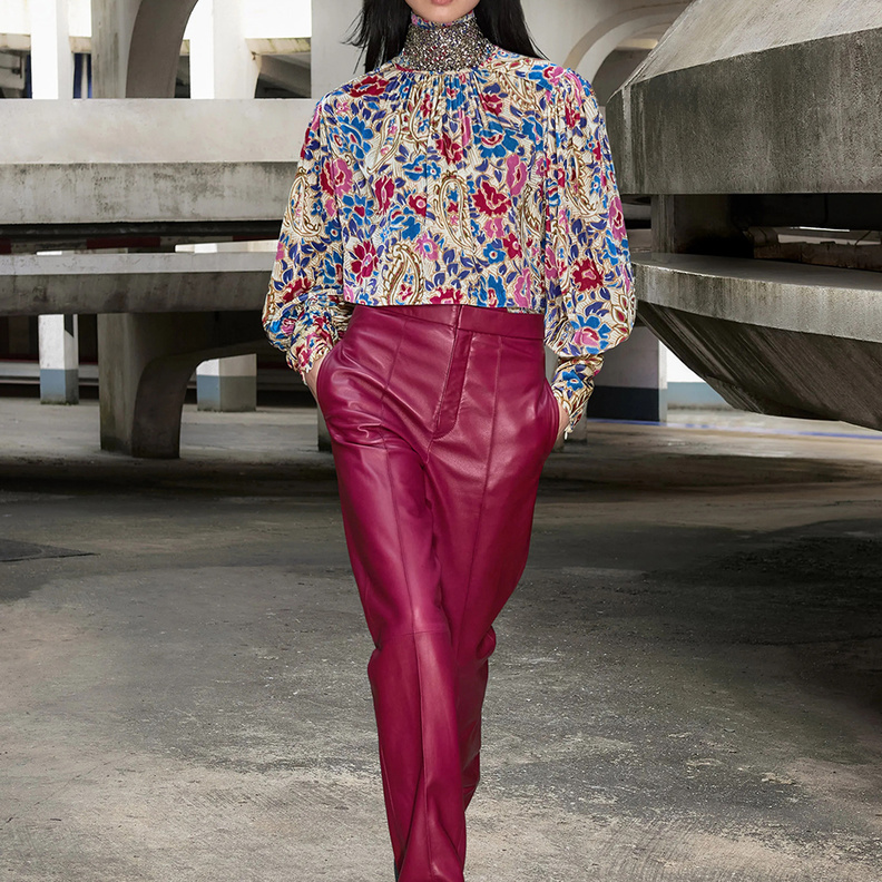 تنسيق بناطيل الجلد الملونة الساحرة في خريف 2021 من وحي Isabel Marant