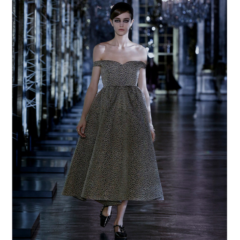 فساتين واسعة مكشوفة الاكتاف لسهرات خريف 2021 من دار Christian Dior