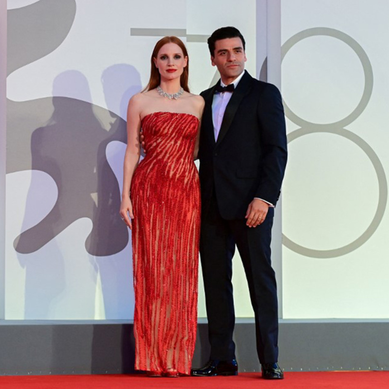 اطلالة Jessica Chastain بفستان احمر مزخرف برفقة Oscar Isaac