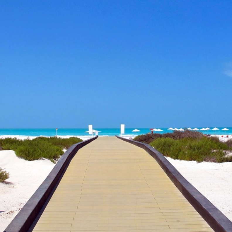 شاطئ السعديات في أبوظبي.. رمال ذهبية ساحرة وأجواء مثالية لعشاق الاستجمام 