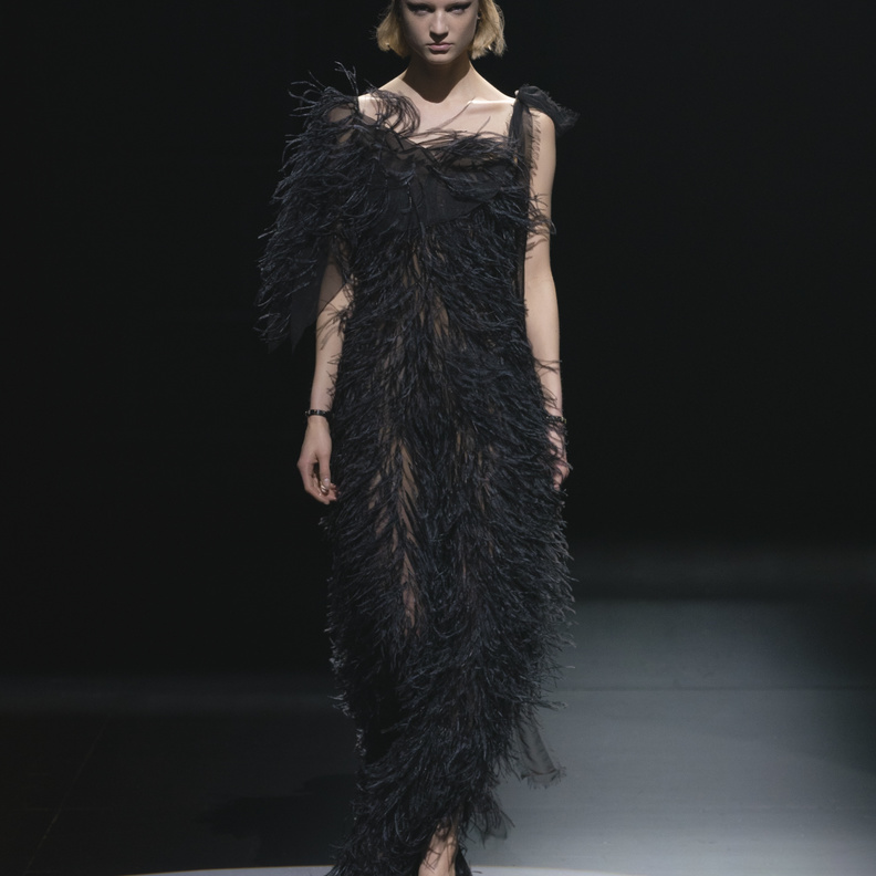 تنسيق موضة الشراريب مع الفساتين السوداء من وحي Valentino