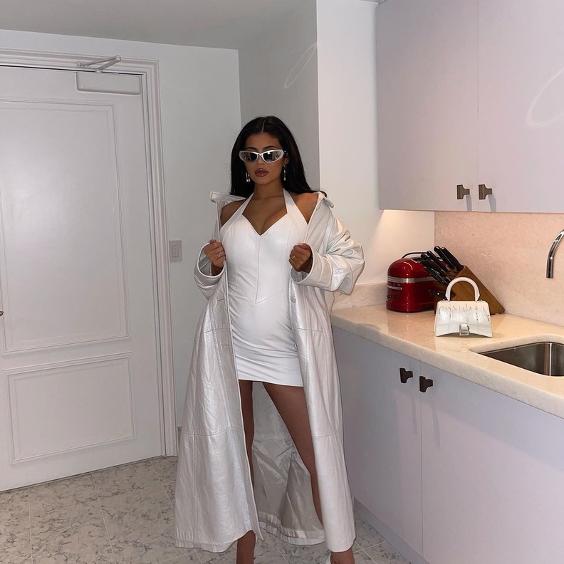 تفاصيل إطلالة كايلي جينر في استعراضها لحملها بطفلها الثاني