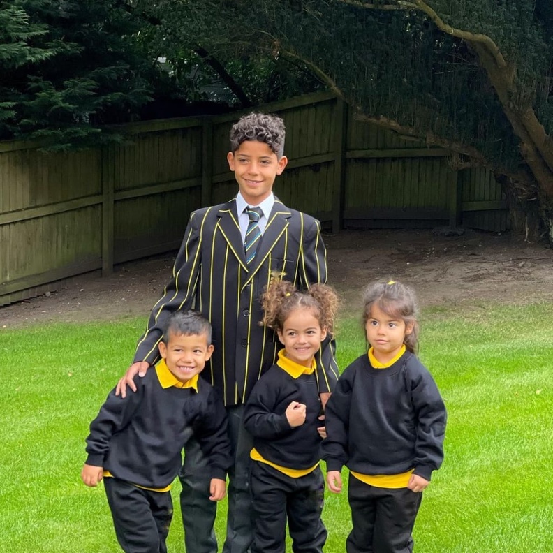 شاهد صور أبناء المشاهير في بداية عامهم الدراسي الجديد