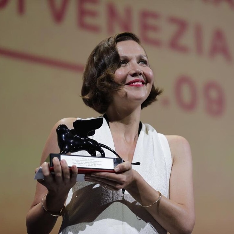 ماجي جيلنهال تتألق بفستان أبيض في حفل ختام مهرجان فينيسيا