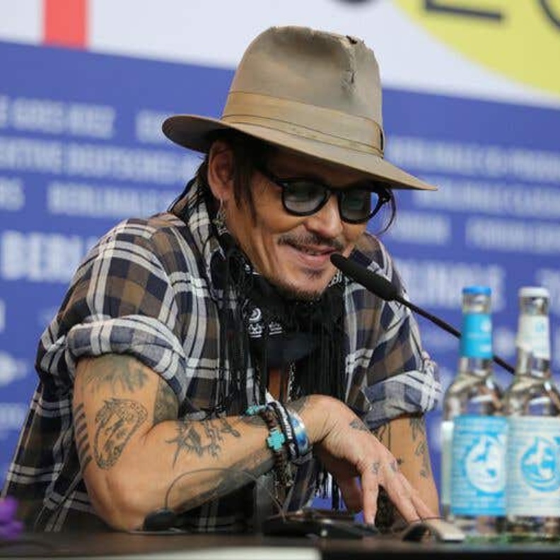 وثائق المحكمة تكشف أن والدة جوني ديب تبرأت منه