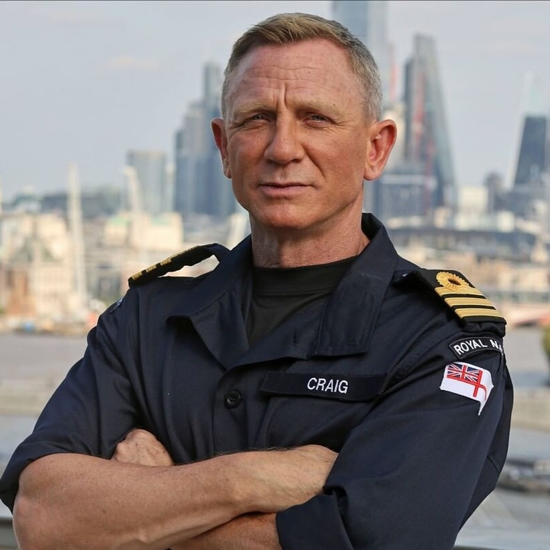 رسميًا.. دانيال كريج وجيمس بوند يحملان الآن نفس الرتبة في البحرية الملكية البريطانية