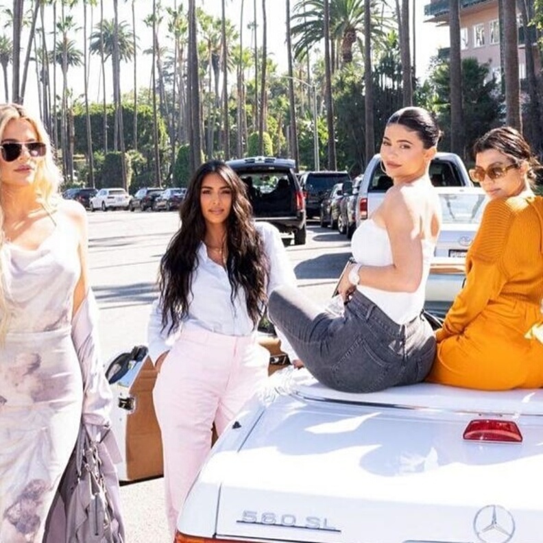 كريس جينر تحتفل بيوم الابنة العالمي بصور ملفتة لبناتها وحفيداتها