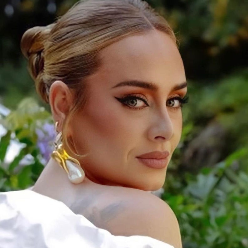  أديل باطلالة جمالية ملفتة في أحدث ظهور لها بعد خسارتها للوزن