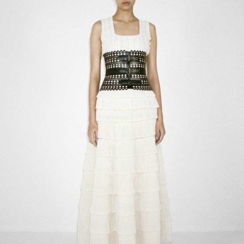 اطلالة من Alaia