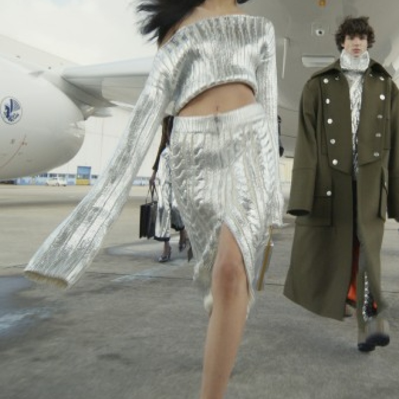 أحدث تصاميم الميتاليك اللمّاعة من Balmain