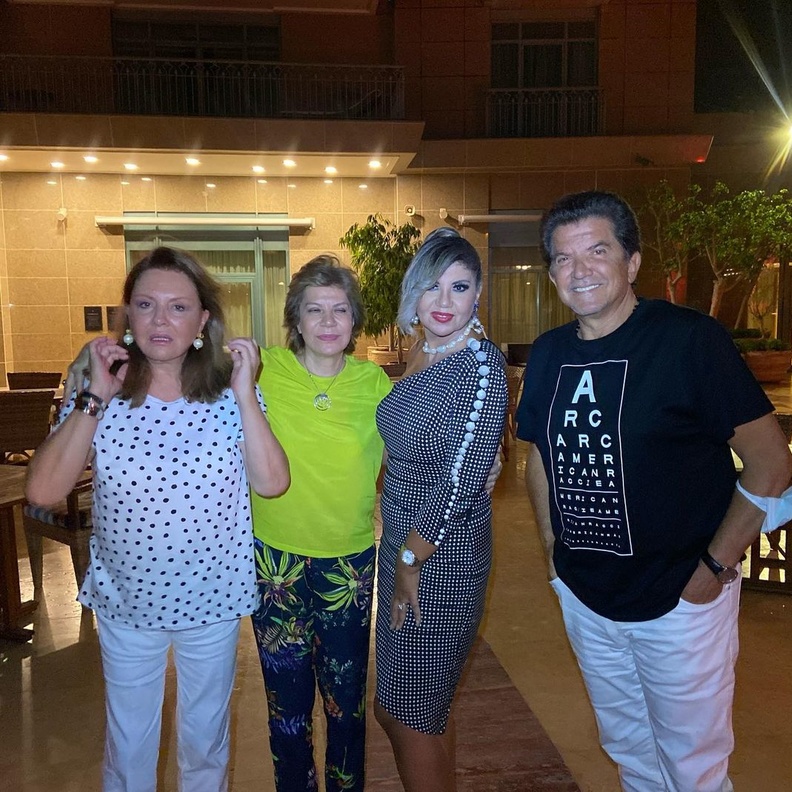 ظهور لافت لـ جورجينا رزق مع زوجها وليد توفيق بسهرة ودية مع النجوم