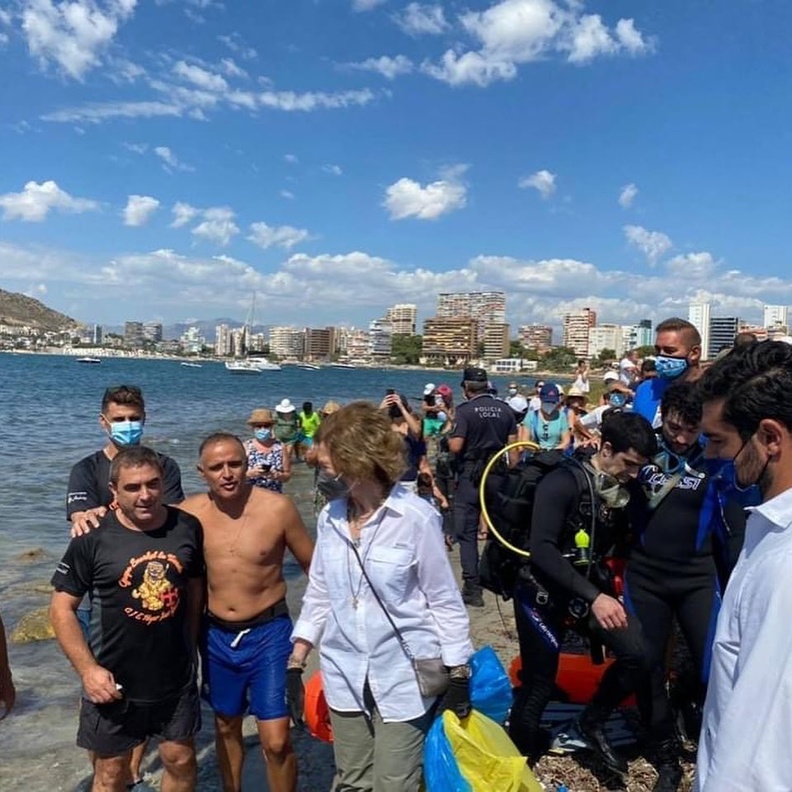 الملكة صوفيا تشارك في فعالية بيئية لجمع القمامة من على الشواطئ