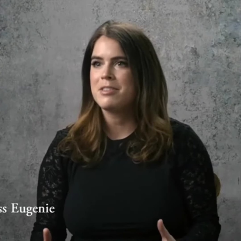 الأميرة يوجين تبكي تأثرا وهي تستعيد ذكرى تقديم طفلها لجدها الراحل الأمير فيليب