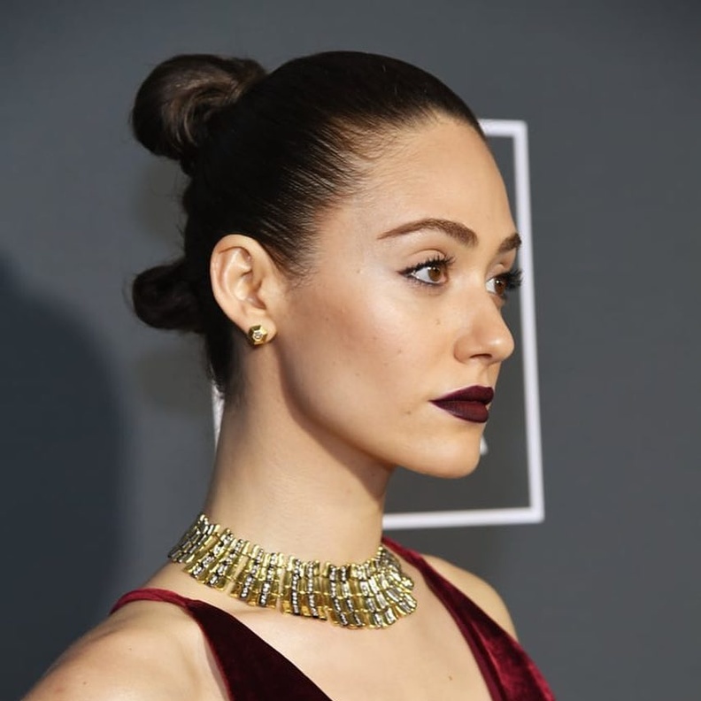 أبرز إطلالات إيمي روسوم الجمالية في عيد ميلادها