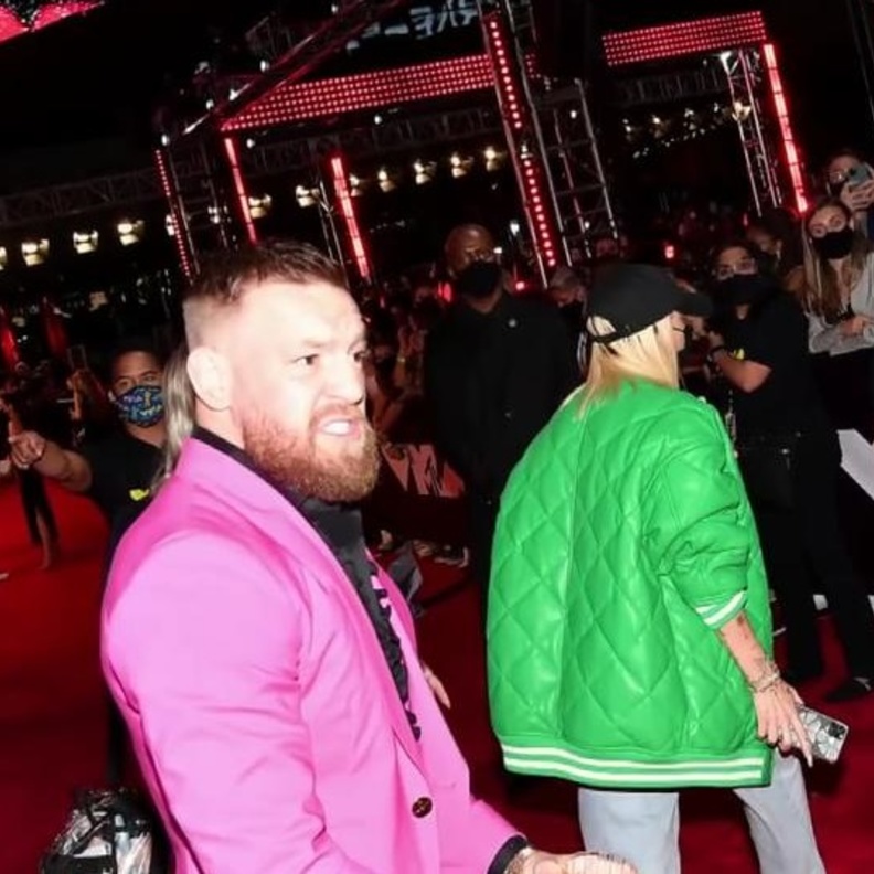 تفاصيل المشاجرة بين كونور ماكغريغور وماشين غان كيلي 