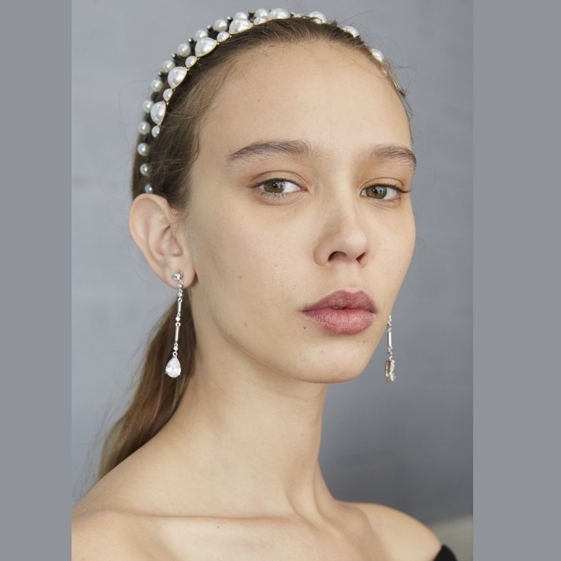 أحدث أكسسوارات شعر ناعمة من منصات الأزياء لخريف 2021