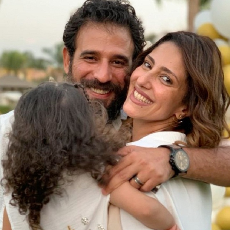 حنان مطاوع وزوجها وابنتهما- صورة من فيديو على حساب حنان مطاوع على انستقرام