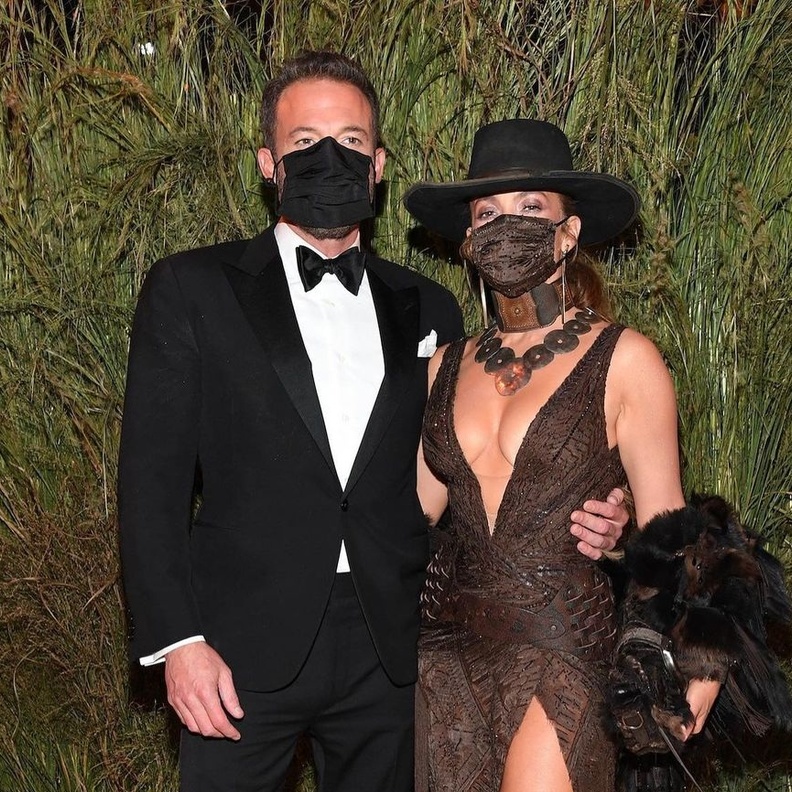 جينيفر لوبيز وبن أفليك- صورة من حساب Met Gala على انستقرام