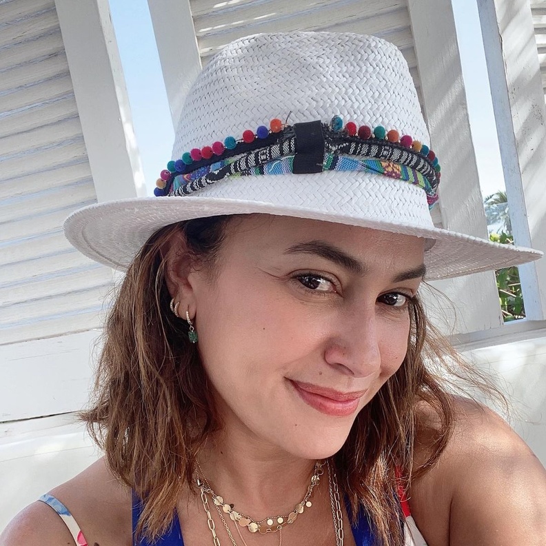 احدث اطلالة لهند صبري بدون مكياج على البحر