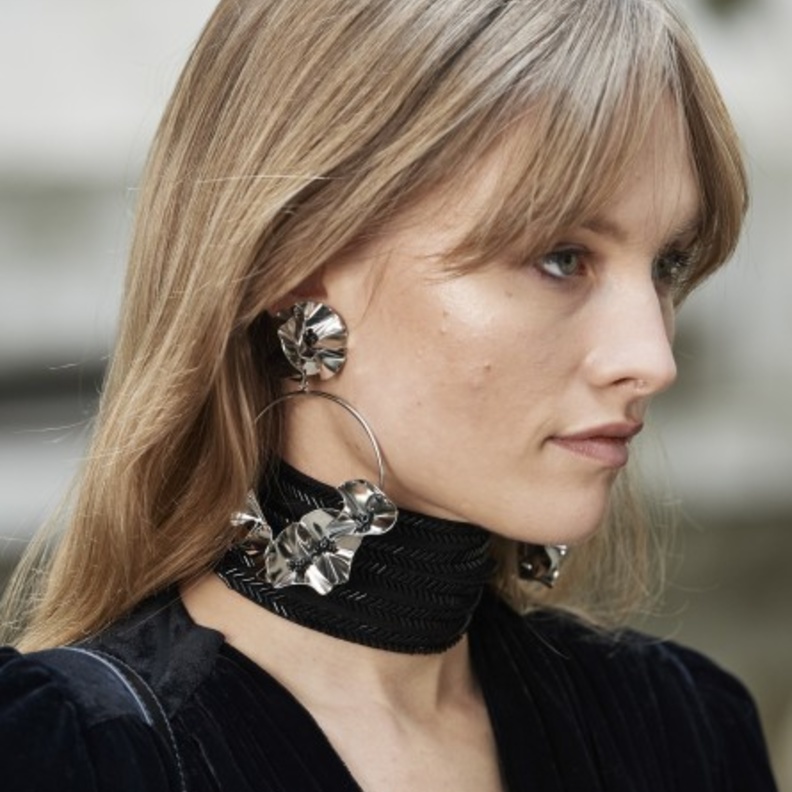 ألوان شعر بدرجات مشرقة لصاحبات البشرة الفاتحة موضة خريف 2021