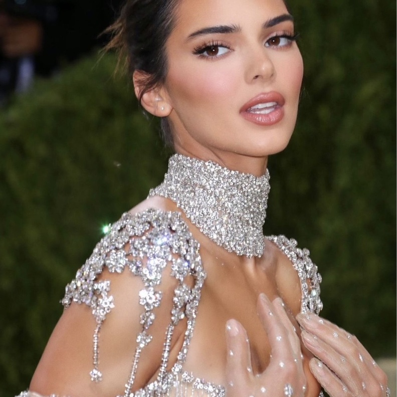 خلف جرأة كيندال جينر... إطلالات خريفية أنيقة وعصرية 