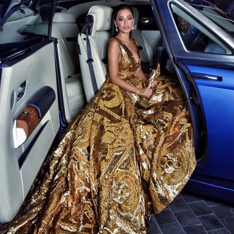 خطفت رحمة رياض الأنظار في الحفل بفستان ذهبيّ من مجموعة زهير مراد