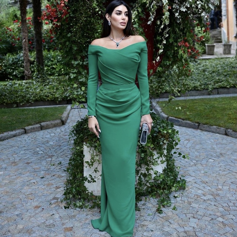 اطلالات عصرية باللون الأخضر مستوحاة من النجمات العرب 