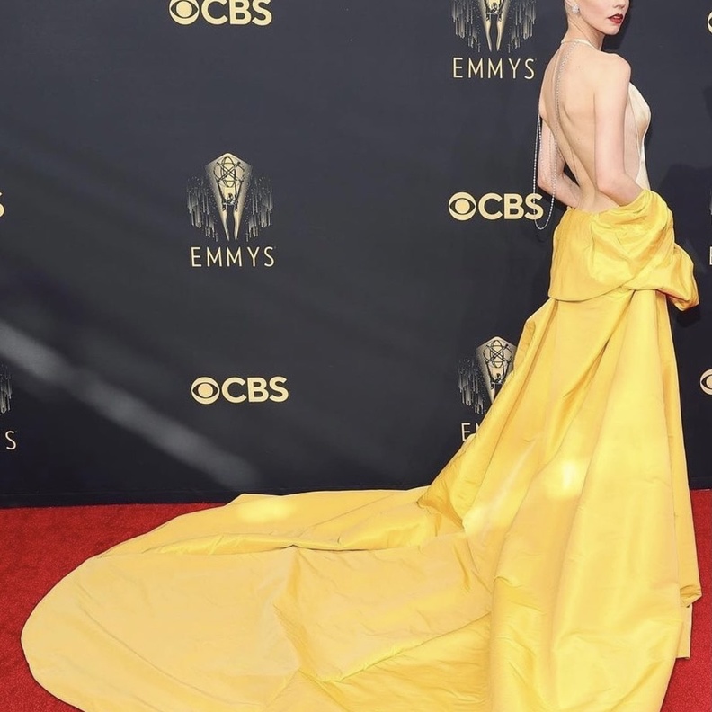 آنا تايلور جوي تتألق بفستان من ديور